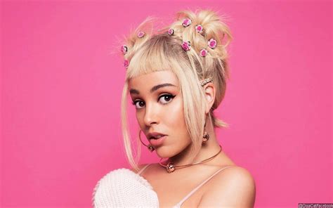 Doja Cat proudly shows off the results of her breast reduction and ...